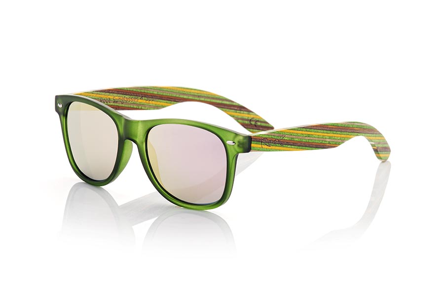 Wood eyewear of Bamboo SKA GREEN. The Ska green sunglasses are made with the Matt Transparent green PC front and the colour-laminated bamboo wood sideburns with a green pattern, combined with various colors of lenses that suit your style. Frontal measurement: 148x50mm for Wholesale & Retail | Root Sunglasses® 
